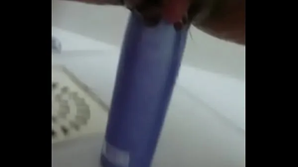 Fresh Stuffing the shampoo into the pussy and the growing clitoris best Videos