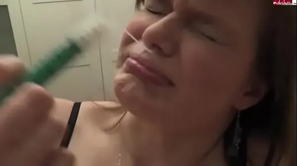 Frische Mädchen spritzt sich mit Spritze Sperma in die Nase [kein Tonbeste Videos