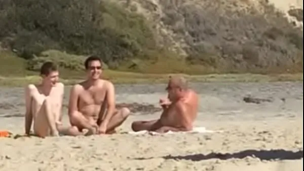 Свежие Парней застукали за дрочкой на нудистском пляже лучшие видео