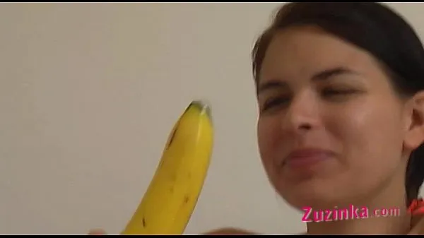 Nouvelles How-to: Une jeune fille brune enseigne à l'aide d'une banane meilleures vidéos