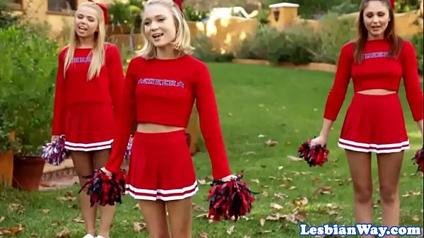 Nouvelles Les pom-pom girls à quatre amusement après pratique meilleures vidéos