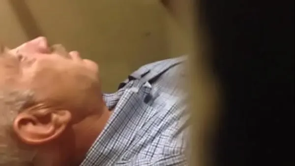 Friss FLAGRANT CROWN HITTING WAGGING IN PUBLIC BATHROOM legjobb videók