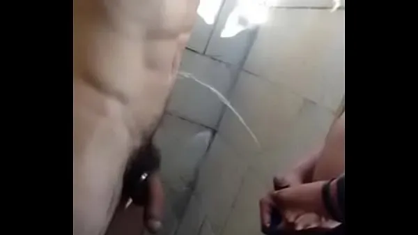 Nouvelles Piss douche pendant la journée à la douche extérieure du gymnase meilleures vidéos