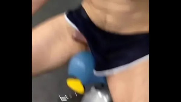 Nouvelles J'ai eu la pisse sous la douche en faisant du sport dans un gymnase public meilleures vidéos