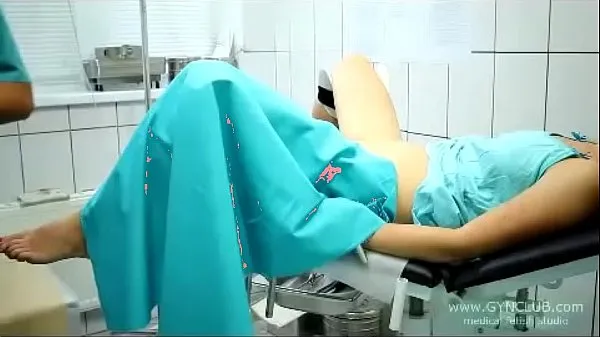Friske beautiful girl on a gynecological chair (33 bedste videoer