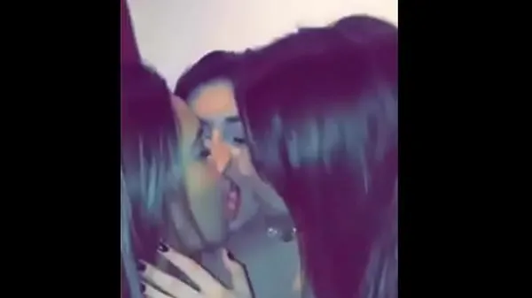 Safadinhas novias dando triple beso mejores vídeos nuevos