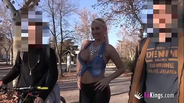 新鮮なポルノモデルと彼女のHUMONGOUSBOOBSは、ストレス解消のために大学生を探していますベスト動画