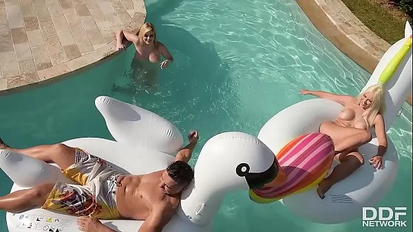 Katy Jayne & Vittoria Dolce's intense Poolside Threesome Video hay nhất mới