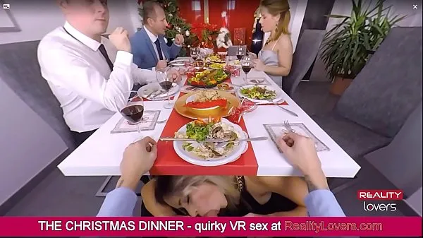 Nuovi Vittoria Dolce ti sta soffiando sotto il tavolo durante la cena di Natale in VRvideo migliori