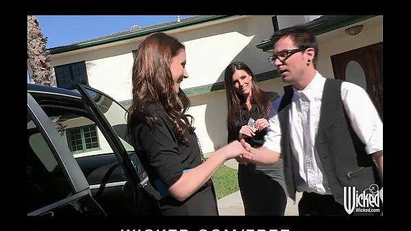 Nya Pair of sisters bribe their car salesman into a threesome bästa videoklipp