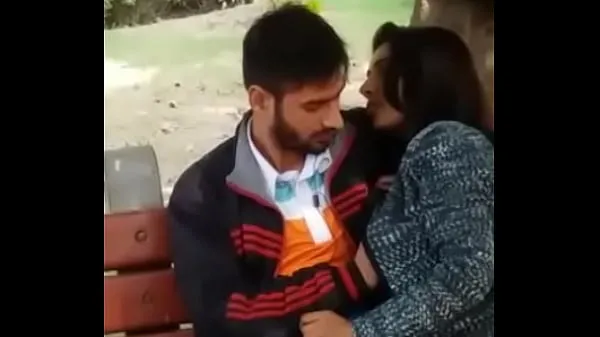 Friske Couple caught kissing in the park bedste videoer