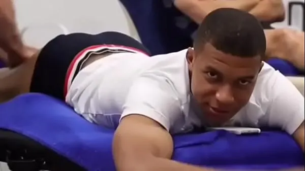 Mbappé recebendo massagemأفضل مقاطع الفيديو الجديدة