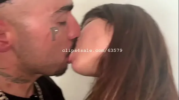 Nuovi Inked Man e Milf Kissingvideo migliori