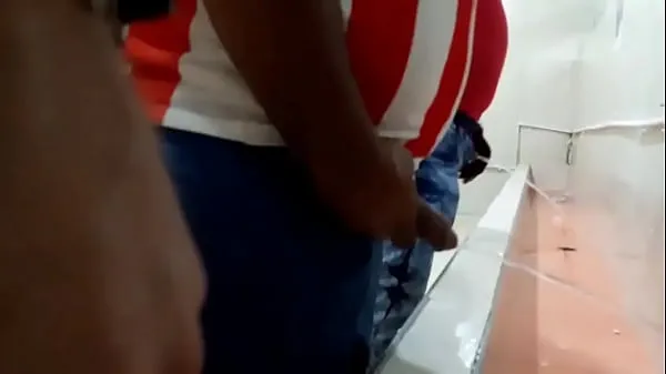 최신 Men urinating in bathroom of Estadero de Barranquilla Colombia 최고의 동영상