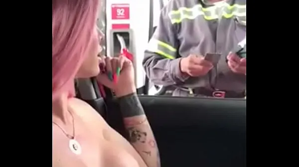 Ferske TRANSEX WENT TO FUEL THE CAR AND SHOWED HIS BREASTS TO THE CAIXINHA FRONTMAN beste videoer