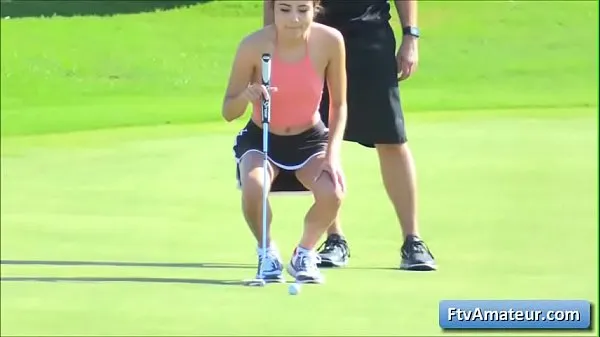 Frische Brünette junge Amateur Cutie Adria läuft nackt auf dem Golfplatzbeste Videos