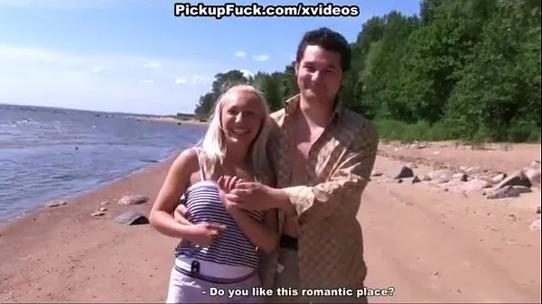Sveži blonde sucking huge dick on the beach najboljši videoposnetki