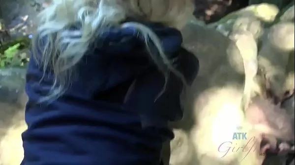 Nouvelles Une teen blonde se fait baiser et suce une bite dans une forêt (Riley Star meilleures vidéos