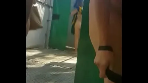 Nouvelles Femme nymphe prenant un bain nue sur la plage taquiner les gars meilleures vidéos