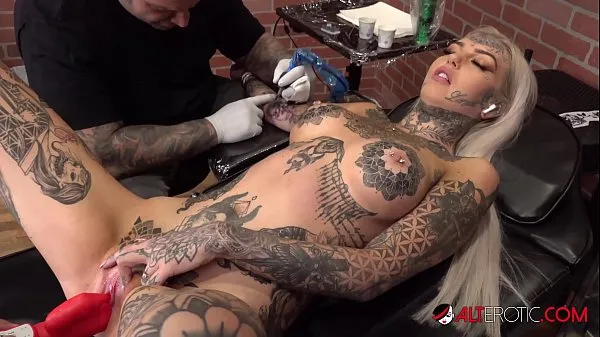 Nuovi Amber Luke si masturba mentre viene tatuatovideo migliori