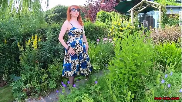 Nya Mature redhead lifts up her dress and fingers herself outdoors bästa videoklipp