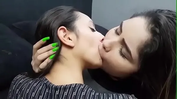 تازہ Lesbian kissing بہترین ویڈیوز