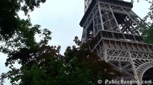 Nya Eiffel Tower crazy public sex threesome group orgy with a cute girl and 2 hung guys shoving their dicks in her mouth for a blowjob, and sticking their big dicks in her tight young wet pussy in the middle of a day in front of everybody bästa videoklipp