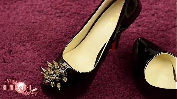 Frische BDSM-Ratgeber: Wie man mit kleinem Budget trotz großer Füße nicht auf Spike-High-Heels verzichten mussbeste Videos