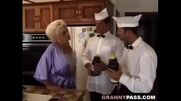Sveži Granny Almost Dies In DP najboljši videoposnetki