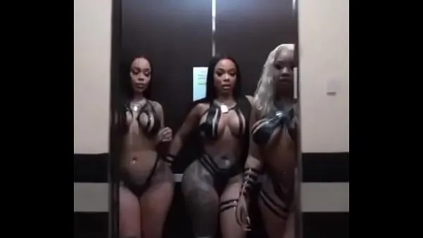 Tuoreet 4 black ebony bitches surprises on lucky guy parasta videota