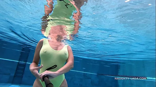 Nuovi Il mio costume intero trasparente quando bagnato in una piscina pubblicavideo migliori