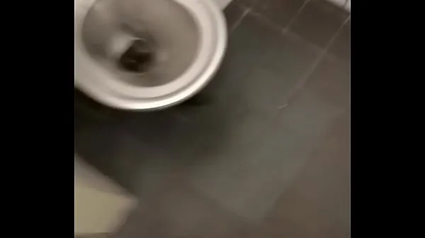 Nouvelles Pisser sur le sol dans les toilettes souterraines meilleures vidéos