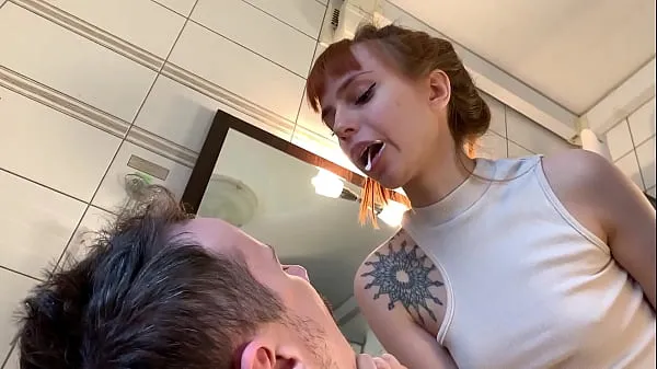 Nouvelles Petite maîtresse en culotte se brosse les dents et crache dans la bouche d'un esclave meilleures vidéos