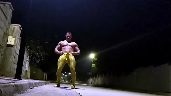 exhibitionist muscle man cums on a public road Video terbaik baharu