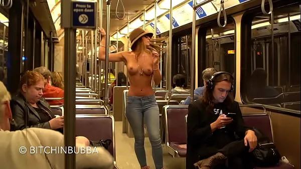 Topless on the train Video hay nhất mới