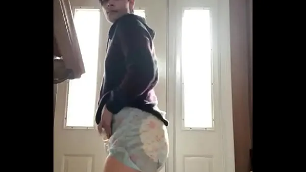 Nuovi Diaper Boy Showing Off His Wet Diapervideo migliori