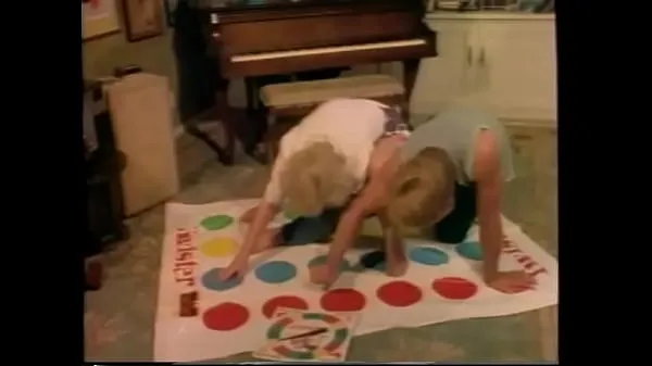 Φρέσκα Blonde babe loves spoon position after playing naughty game Twister καλύτερα βίντεο