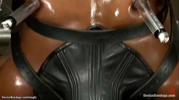 Nouvelles Membres immobilisés en latex et enchaînés au sol blonde Ranie Mae fouettée puis ébène Ana Foxxx attachée dans un appareil en position à l'envers doigté par lezdom Claire Adams meilleures vidéos