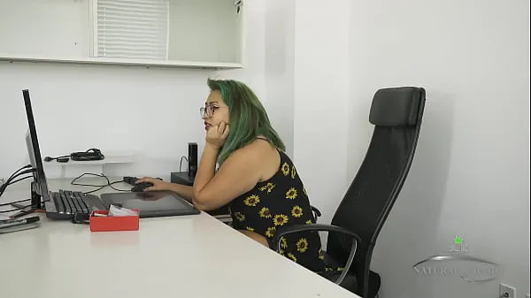 Ferske Innocent office worker and chubby girl Manila Bey plays with her pussy beste videoer