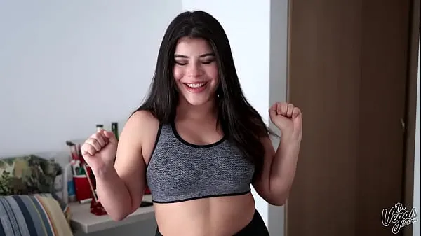 Nouvelles Latina aux seins naturels juteux essaie tous ses soutiens-gorge pour vous meilleures vidéos