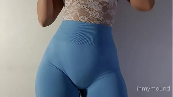 Nuovi Bambina in leggings blu e un grande petto in mostravideo migliori