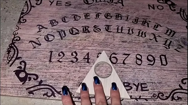 Nouvelles Martina se rend dans une maison abandonnée pour jouer au OUIJA et elle termine avec une bite dans la bouche meilleures vidéos