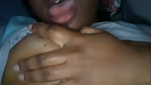 Ferske I Make Myself Really Wet By Licking and Sucking My Nipples. Then I Rub My Pussy To Some Hot Porn Under The Covers beste videoer