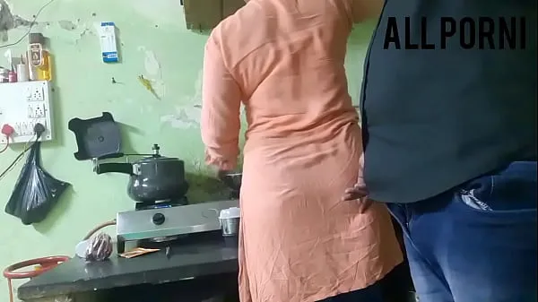 Nouvelles Beau-père indien baise sa belle-fille en cuisinant meilleures vidéos