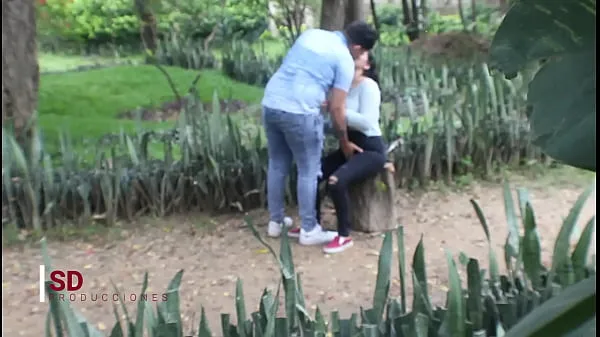 SPYING ON A COUPLE IN THE PUBLIC PARK Video terbaik baharu