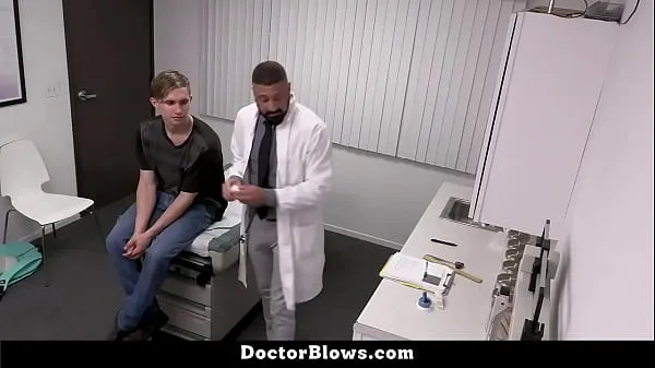 Nové Doctor Wants to Make Sure This Twink Is Sexually Healthy, so He Runs a Few Physical Tests - Marco Napoli and Darron Bluu - DoctorBlows najlepšie videá