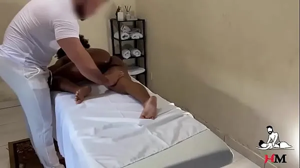 Nouvelles Un masseur filme une femme noire chaude cachée pendant un massage meilleures vidéos