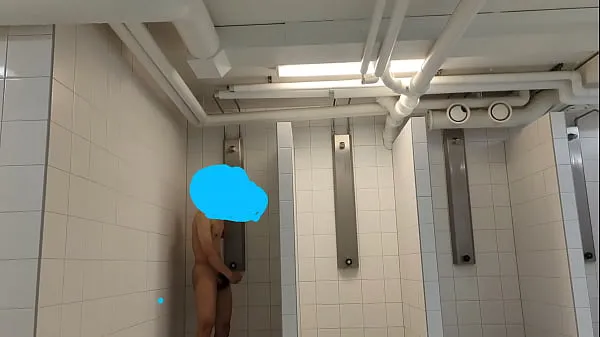 Friske Caught masturbating in the showers bedste videoer