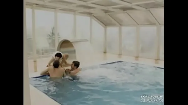 Michelle Wild, DP Threesome in the Swimming Pool Video terbaik baharu