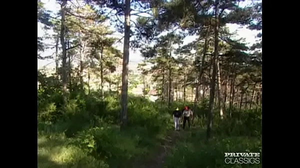 Friske Threesome in the Forest bedste videoer
